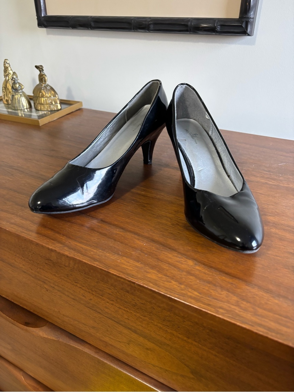 Jaclyn Smith Black Patent Mid Heel Pumps